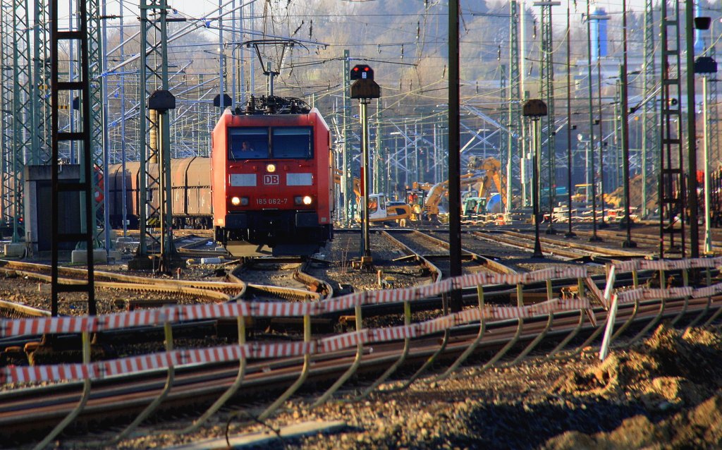 185 062-7 DB rangiert in Aachen-West bei Sonnenschein am 28.1.2013.