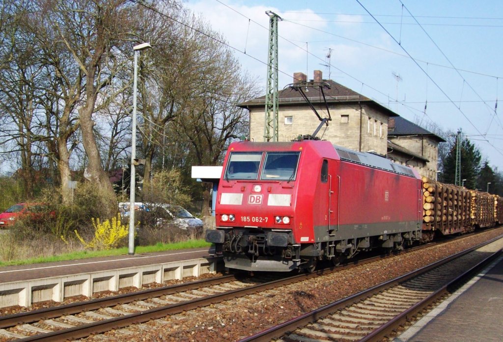 185 062-7 durchfhrt Hochstadt mit vielen BB- Wagen in Richtung Bamberg.