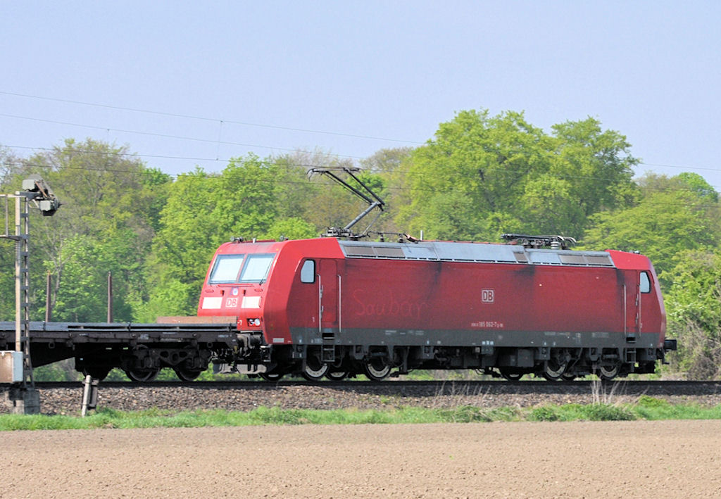 185 062-7 mit der Aufschrift  Saubr  Richtung Kln,  kurz vor Brhl Bf, 28.04.2010 