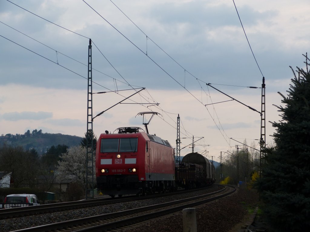 185 062 durchfhrt im letzten Abendlicht mit ihrem gemischten Gz Dresden Stetzsch.
20.04.13