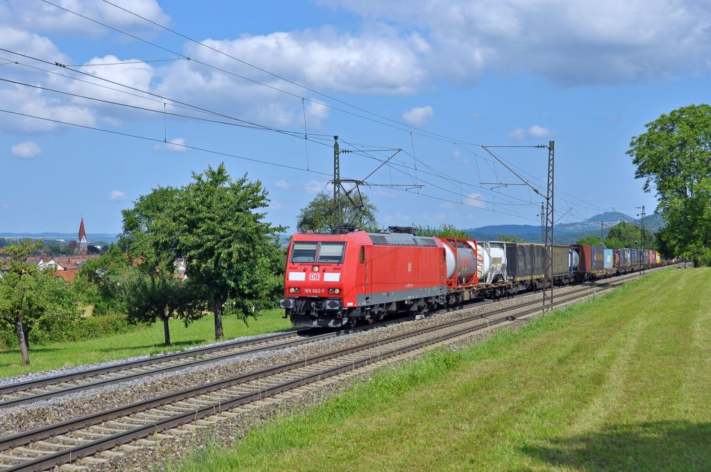 185 062 mit einem gem.GZ auf der KBS 750 in Richtung Ulm.Aufgenommen bei Gingen(Fils)am 12.7.2013