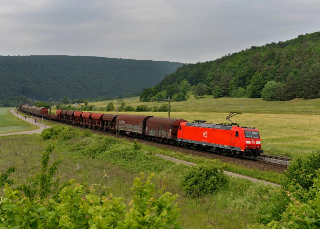 185 063 mit einem G�terzug am 02.06.2012 unterwegs bei Harrbach.
