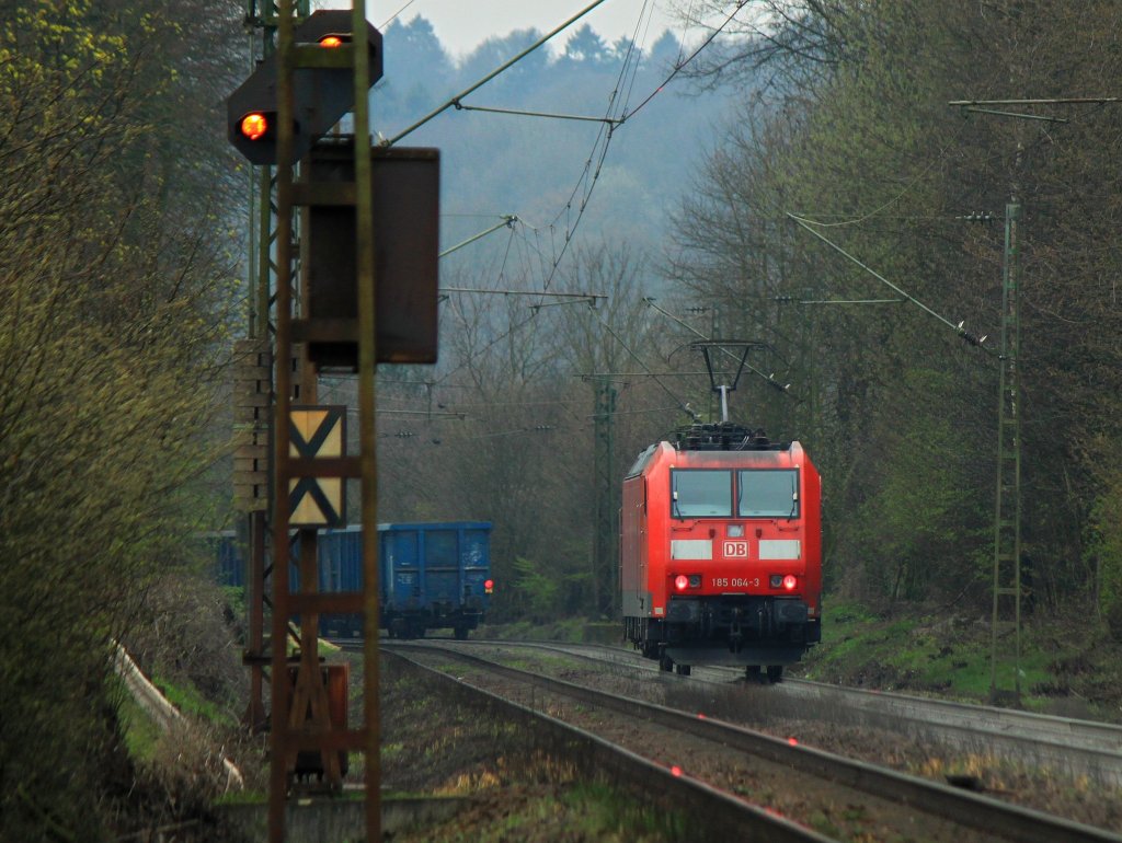 185 064-3 l��t sich als Schubhilfe am 30.03.2012 auf der Gemmenicher Rampe von Aachen West nach Belgien hoch zur�ckfallen, den Rest der Rampe schaft Cobra 186 218 (2826) mit dem Schrottzug allein.