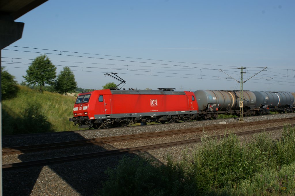 185 064-3 mit Kesselwagenzug bei Iphofen Richtung Nrnberg am 29.06.2011
