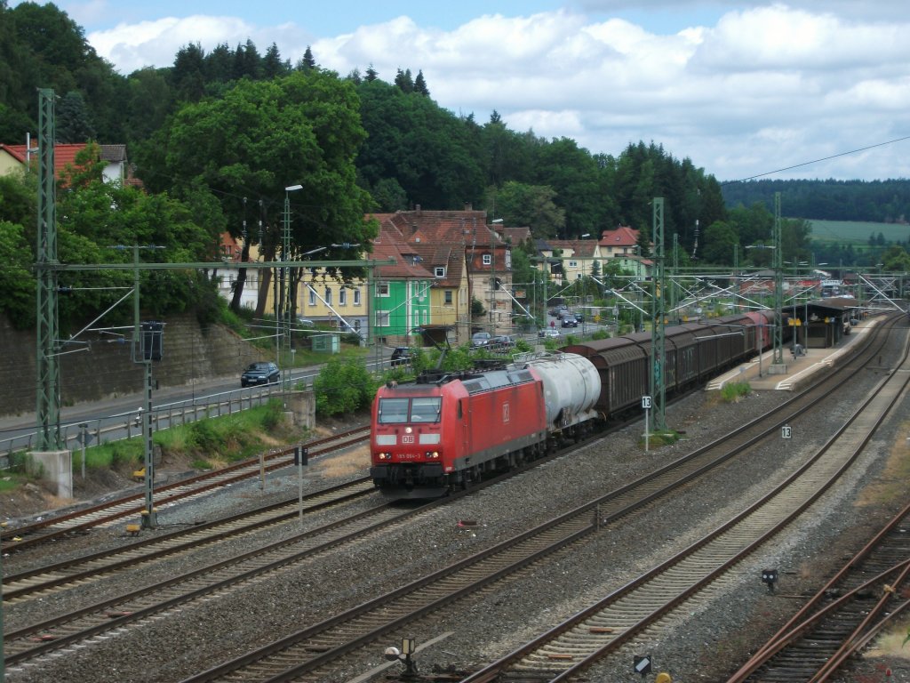 185 064-3 zieht am 22. Juni 2013 einen gemischten Gterzug durch Kronach Richtung Lichtenfels.