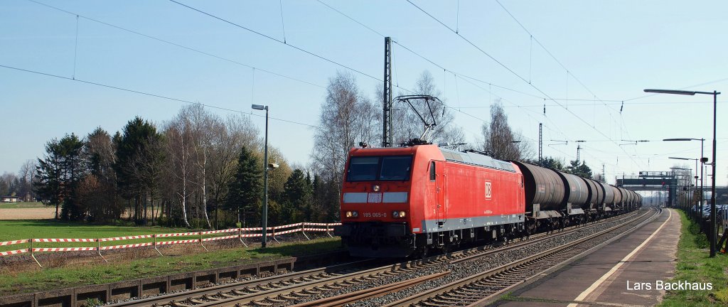 185 065-0 bringt am 07.04.10 einen ler nach Hohe-Schaar. Aufgenommen bei der Durchfahrt in Ashausen.