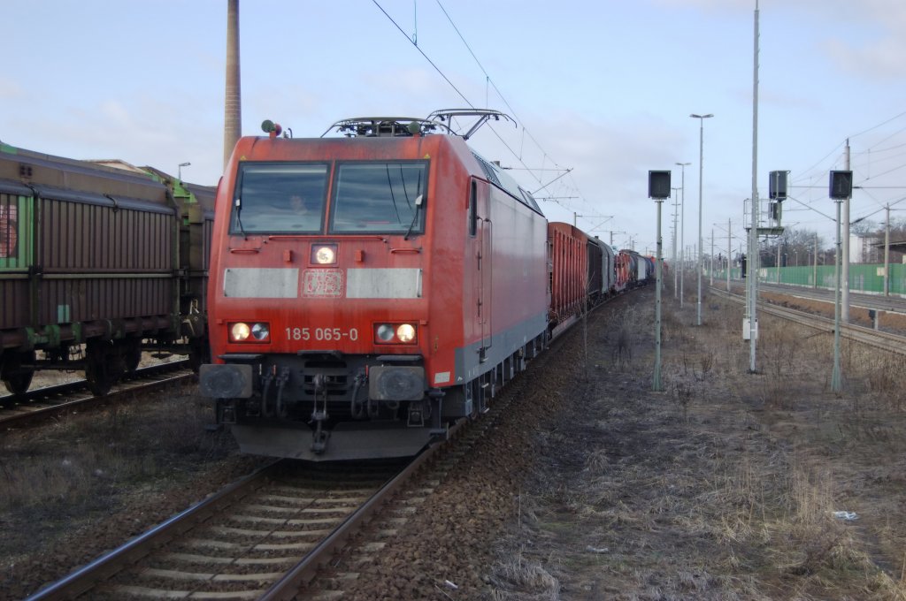 185 065-0 mit einem gemischten Gterzug in Rathenow in Richtung Berlin. 02.03.2010