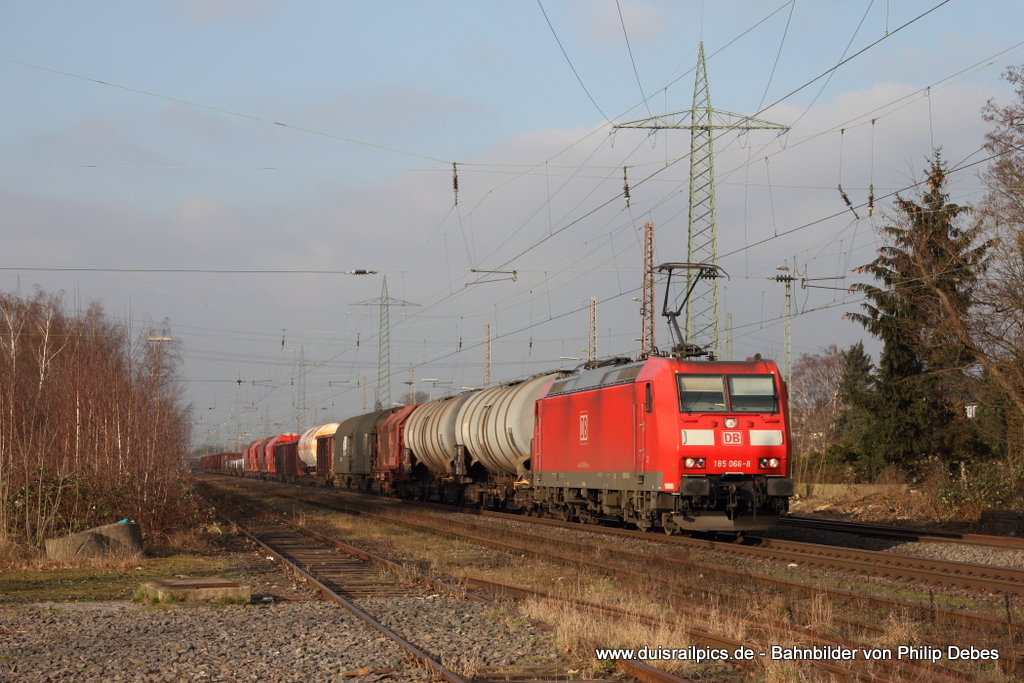 185 066-8 (DB) fhrt am 28. Januar 2012 um 14:56 Uhr mit einem Gterzug durch Ratingen Lintorf