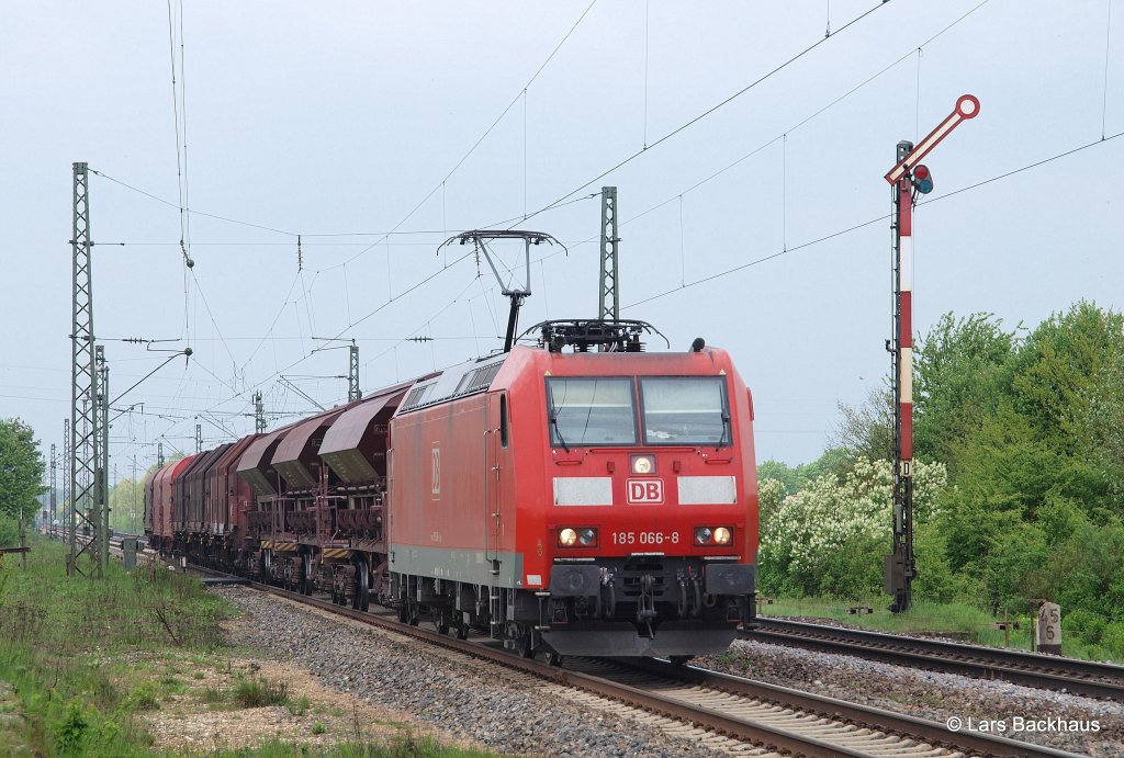 185 066-8 rollt mit einem kurzen Gterzug am 07.05.13 durch Eggolsheim Richtung Nrnberg.