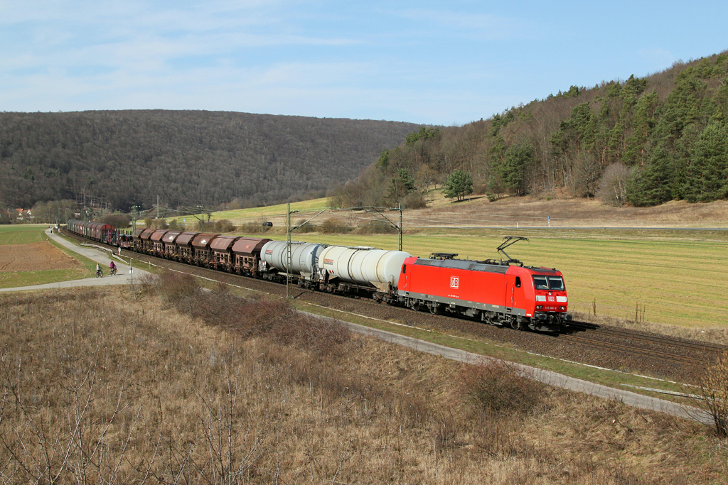 185 066 mit einem gemischten Gterzug am 17.03.2012 bei Harrbach.