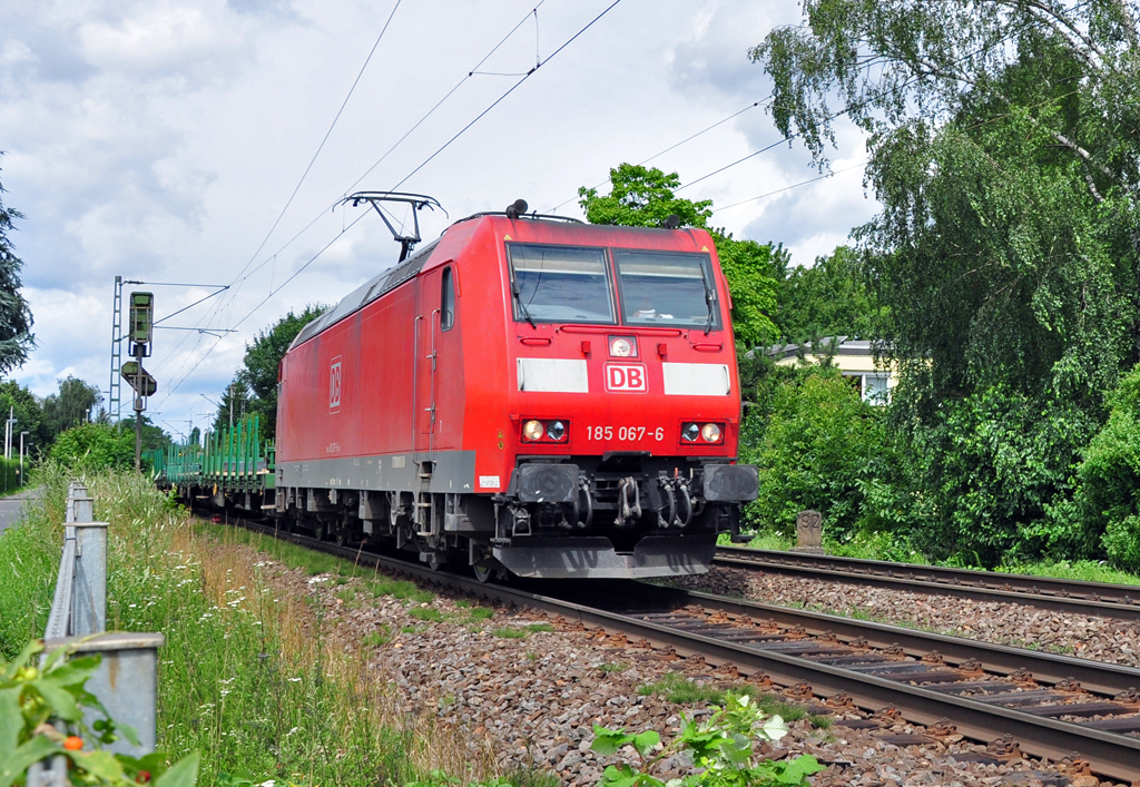 185 067-6 mit Rungenwagen durch Bonn-Beuel - 18.07.2012
