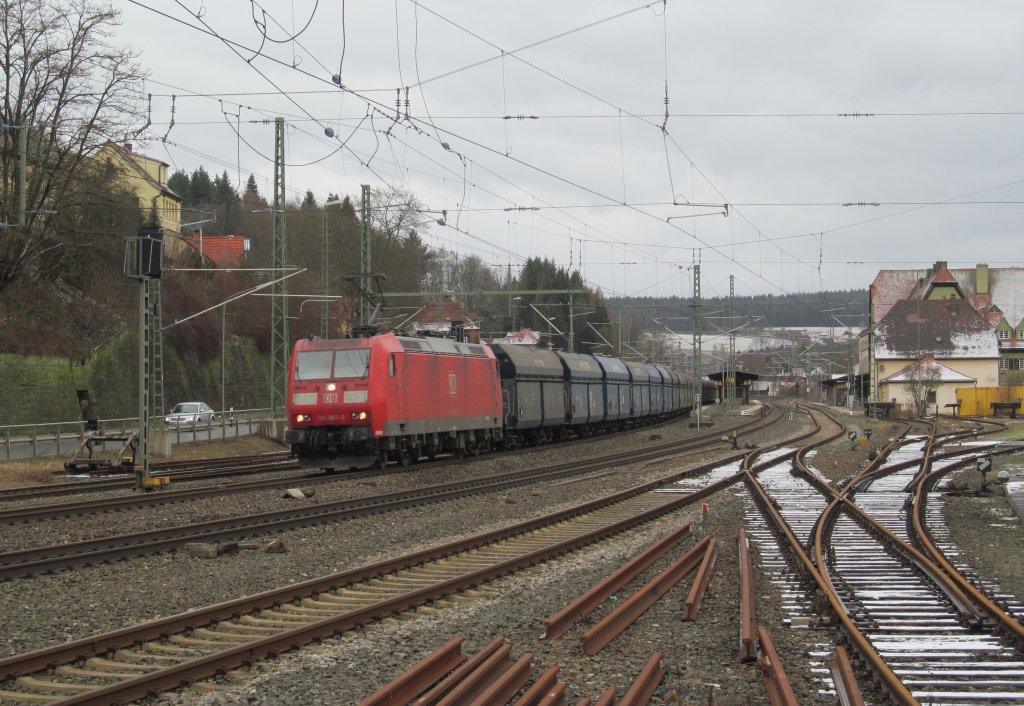 185 067-6 zieht am 03. Februar 2013 den PKP Kohlezug durch Kronach.