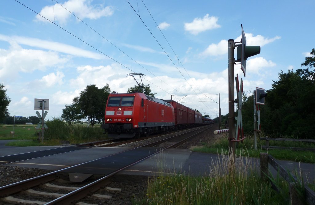 185 068-4 fuhr am 30.06.2012 mit einem Gterzug von Emden nach Osnabrck, hier sdlich von Leer.