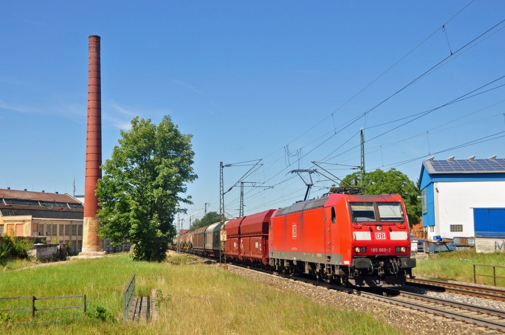 185 069 mit einem gem.GZ auf der Filsbahn Richtung Ulm.Diese Fuhre konnte am 18.8.2012 in Salach festgehalten werden.
