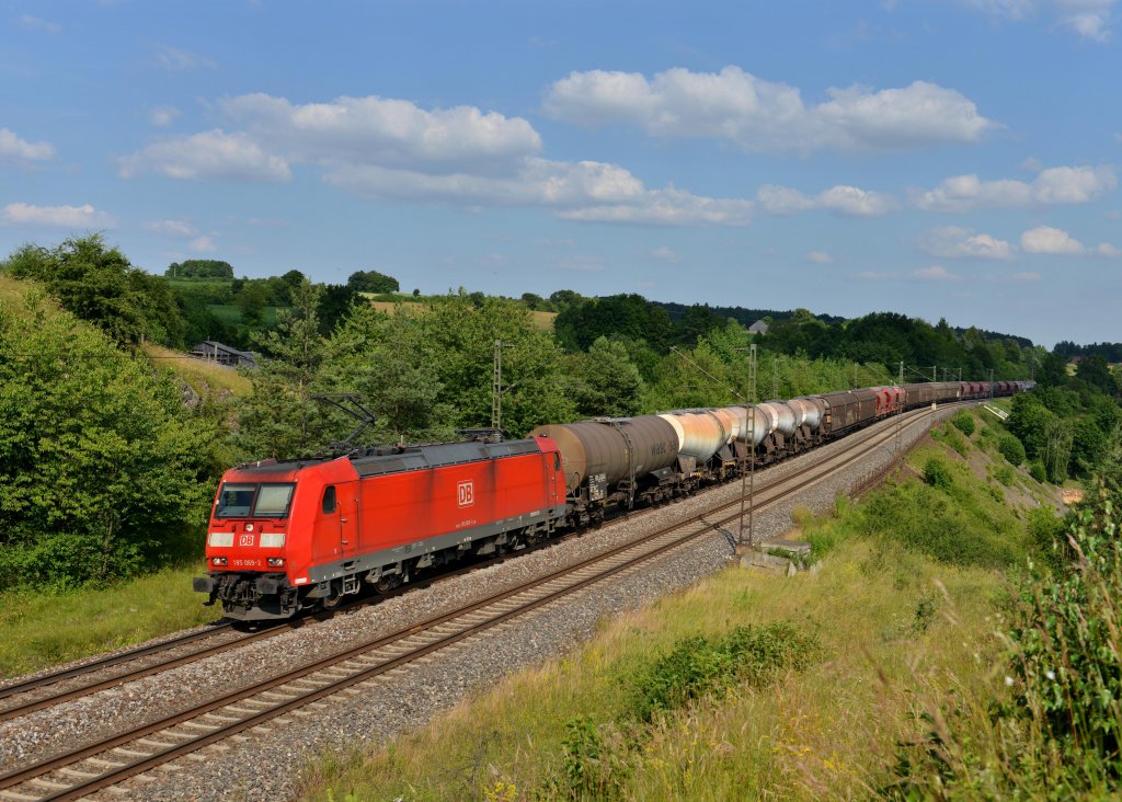 185 069 mit einem Gterzug am 08.07.2013 bei Laaber.