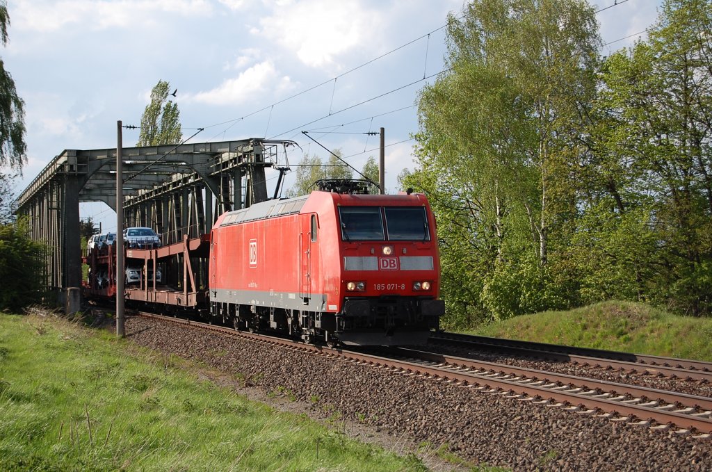 185 071-8 am 01.05.2010 nach berquerung des Mittellandkanals bei Peine