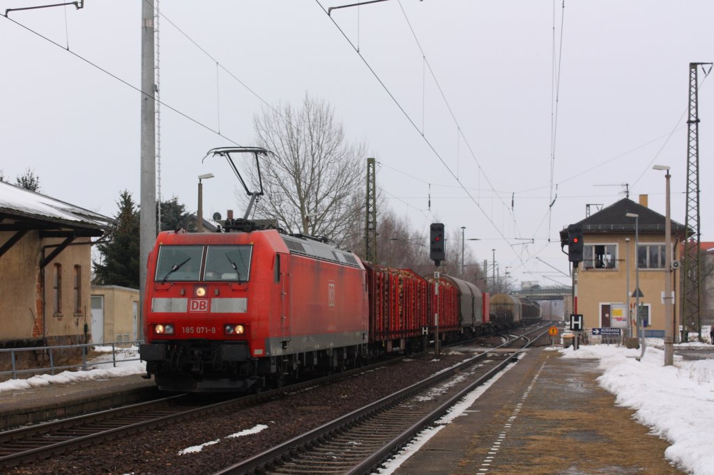 185 071-8 fhrt mit einem gemischten Gterzug aus Richtung Zwickau durch Lehndorf (Altenburg). Fotografiert am 18.02.2010. 