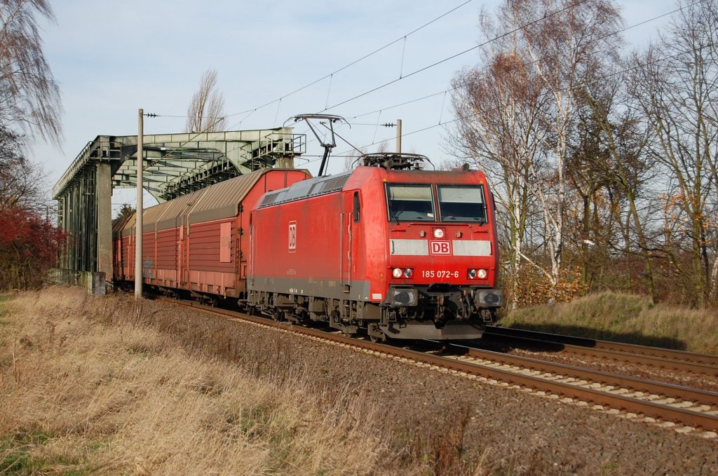 185 072-6 am 19.11.2009 kurz nach �berquerung des Mittellandkanals bei Peine