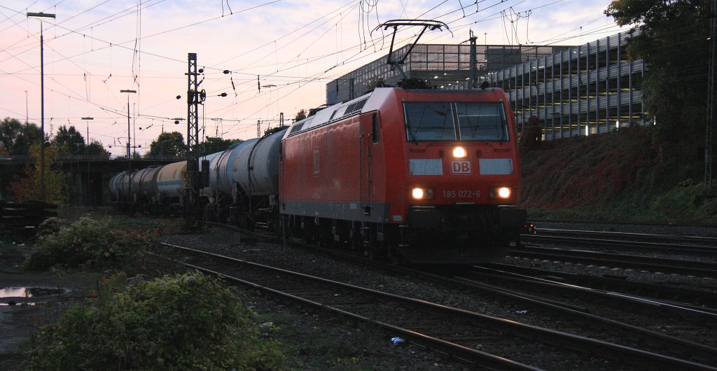185 072-6 DB kommt au Richtung Kln mit einem Kesselzug aus Ludwigshafen-BASF nach Antwerpen-BASF und fhrt in Aachen-West ein in der Abendstimmung am 15.10.2012.