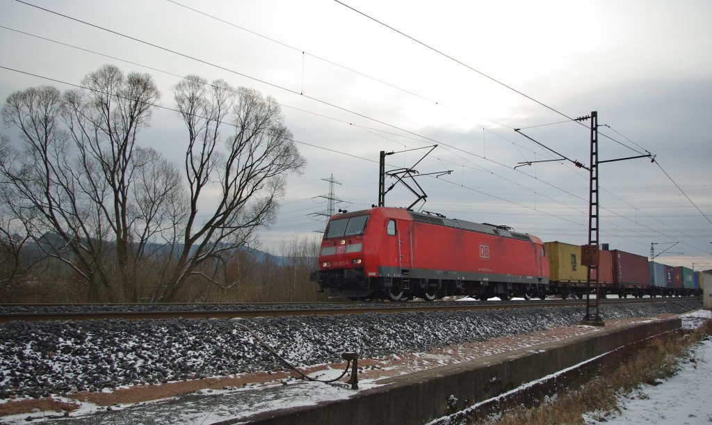 185 072-6 durchfhrt das frostige Fuldatal. Hier zwischen Ludwigsau Friedlos und Mecklar. Aufgenommen am 20.12.2009.