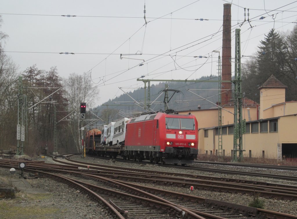 185 072-6 zieht am 06. April 2013 einen gemischten Gterzug durch Kronach in Richtung Saalfeld.