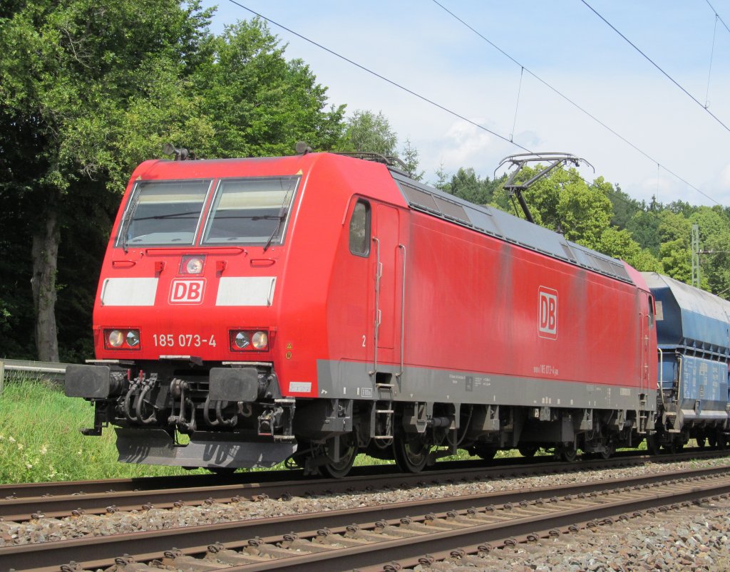 185 073-4 steht am 24. Juni 2012 mit dem PKP-Cargo Kohlezug am Esig von Kronach.
