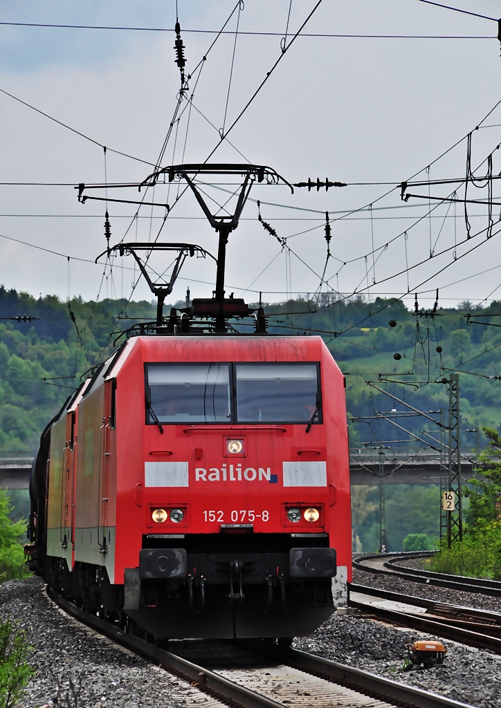 185 075 + 087 kommen mit Kesselwagenzug am 11.05.2010 durch Retzbach Richtung W�rzburg