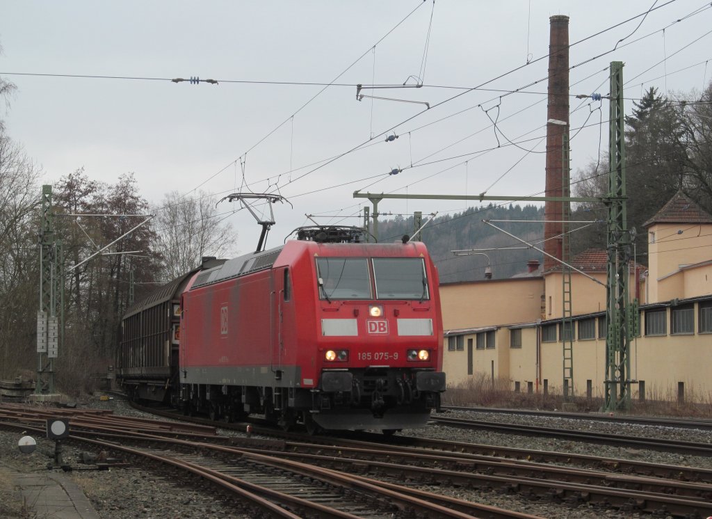 185 075-9 zieht am 06. April 2013 einen gemischten Gterzug in den Bahnhof Kronach.