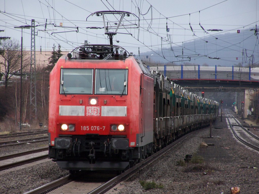 185 076 7 mit einem Gterzug kurz vor der Durchfahrung des Wittlicher Hauptbahnhofs.
Aufgenommen am 23.02.2010
