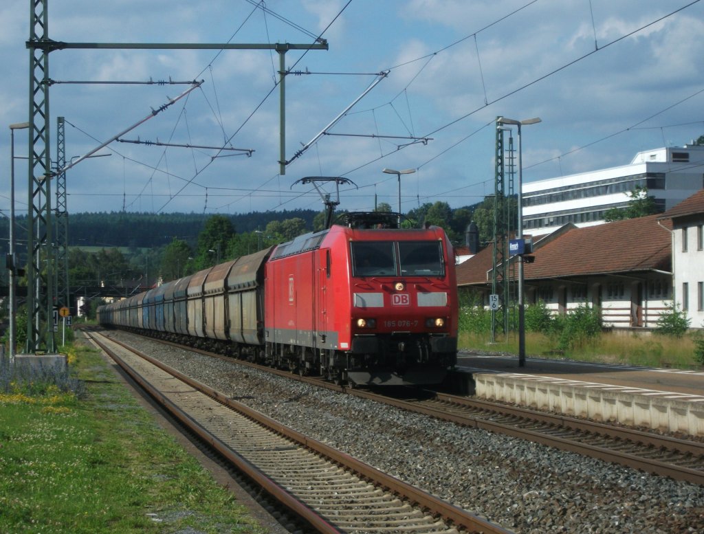 185 076 durchfhrt am 26.Juni 2012 mit einem PKP Kohlezug den Bahnhof Kronach Richtung Lichtenfels.