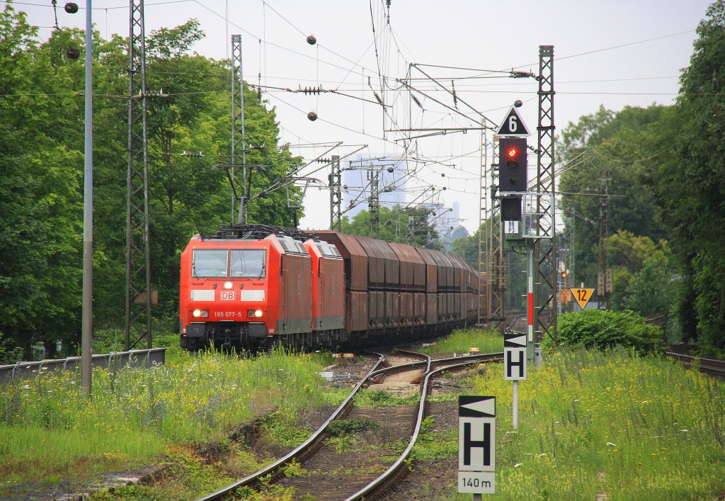 185 077-5 DB und die 185 019-7 DB kommen mit einem Erzzug aus Richtung Kln und fahren in Richtung Koblenz.
Aufgenommen auf der Rechten Rheinstrecke in Rhndorf(am Rhein) bei Regenwetter am 16.7.2012.