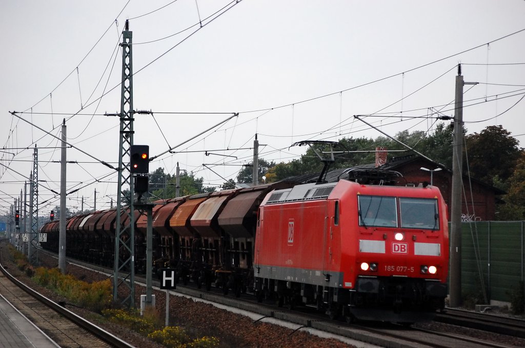 185 077-5 mit Schotterzug in Rathenow in Richtung Wustermark. 05.10.2010