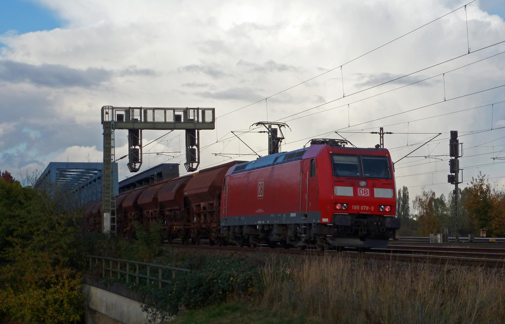 185 078-3 am 27.10.2012 mit einem Kali-Zug bei den hamburger Sderelbbrcken.