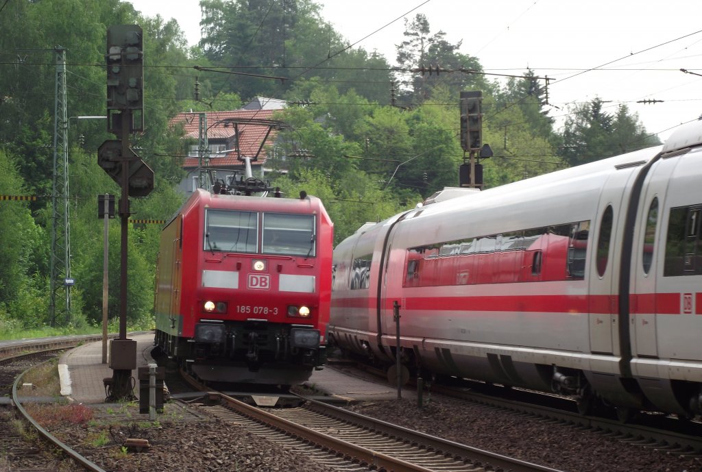 185 078-3 und ein ICE 3 begegnen sich am 28. Mai 2011 im Bahnhof Heigenbr�cken.