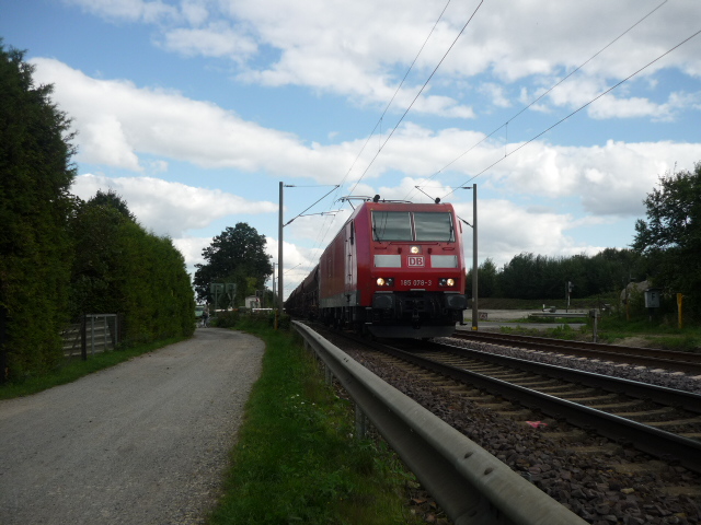 185 078-3fhrt mit einem Schotterzug in Richtung Braunschweig. Aufgenommen an 06.09.2010 kurz hinterm Bahnhof Knigslutter.