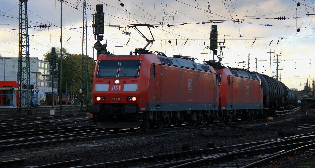 185 080-9 und 185 143-5 beide von DB fahren mit einem sehr langen lzug aus Antwerpen-Petrol(B) bach Basel(CH)bei der Ausfahrt in Aachen-West und fahren in Richtung Kln in der Abendsonne am 4.11.2012.