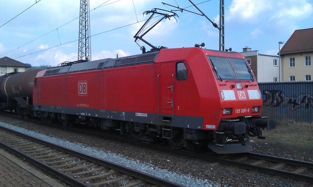 185 080-9 hngt sich am 13.04.2012 an einen gemischten Gterzug (gezogen von einer BR 185 DB Schenker) in Pressig-Rothenkirchen. 