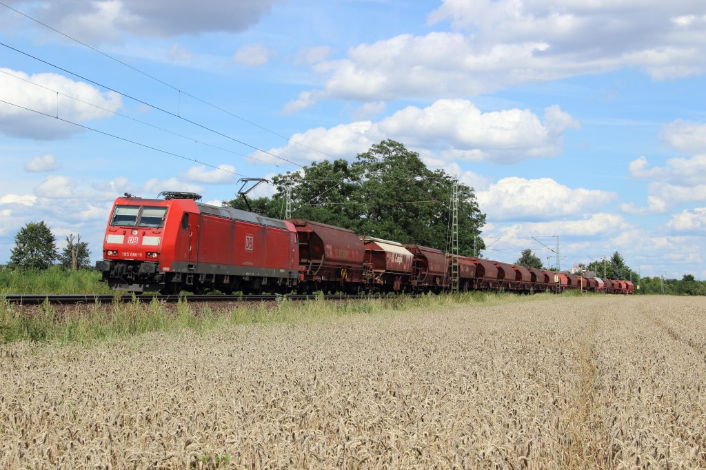185 080-9 mit einem Gterzug in Frankfurt-Mainkur am 30.07.2012