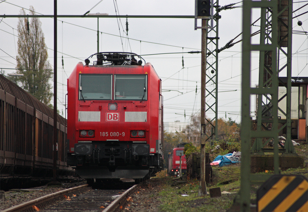 185 080-9 steht abgestellt in Aachen West, Bild ist von ffentlich zugnglichem Gelnde aus entstanden. 6.11.10