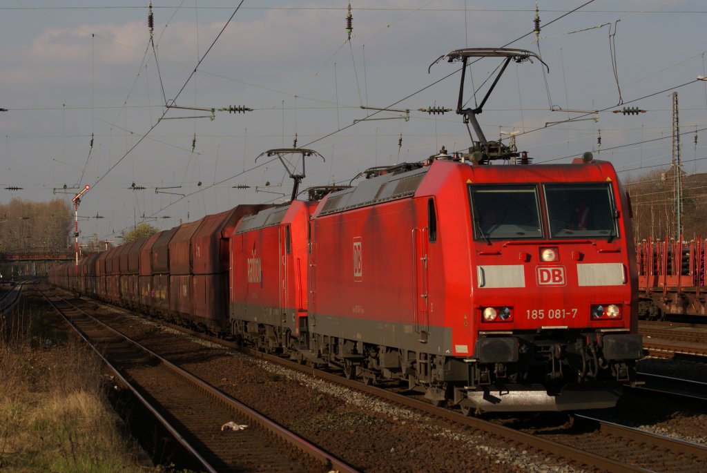 185 081-7 + 185 225-0 mit einem Kohlezug bei der Durchfahrt durch Dsseldorf-Rath am 28.03.2011