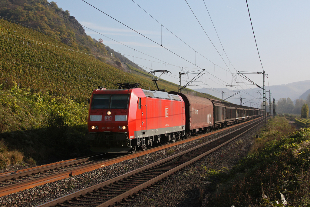 185 081 mit einem gemischten Gterzug auf der Moselstrecke bei Pommern. 22.10.2011.
