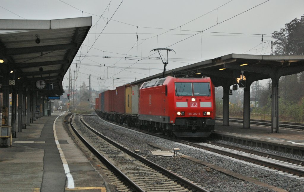 185 082-5 mit einem Containerzug am 16.11.2011 in Kreiensen