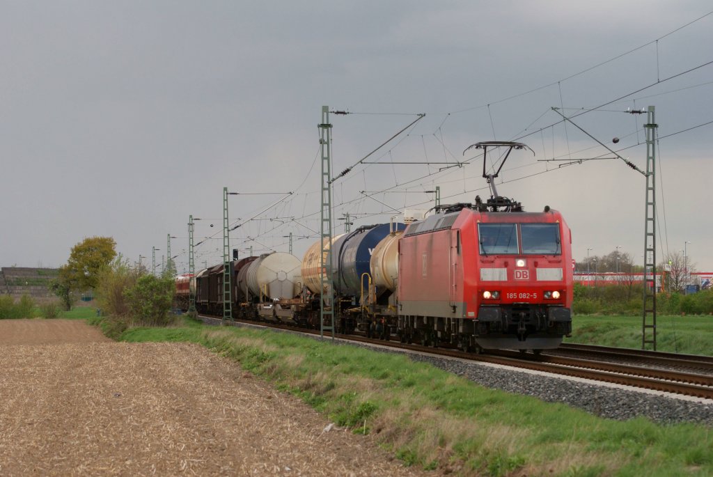 185 082-5 mit einem gemischten G�terzug in Neuss-Allerheiligen am 19.04.2012