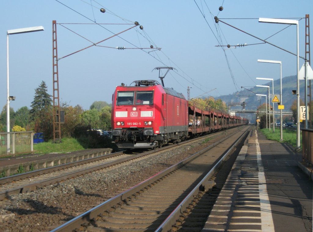 185 082-5 mit leerem Autozug am 13.10.10, Richtung Wrzburg, durch Thngersheim.