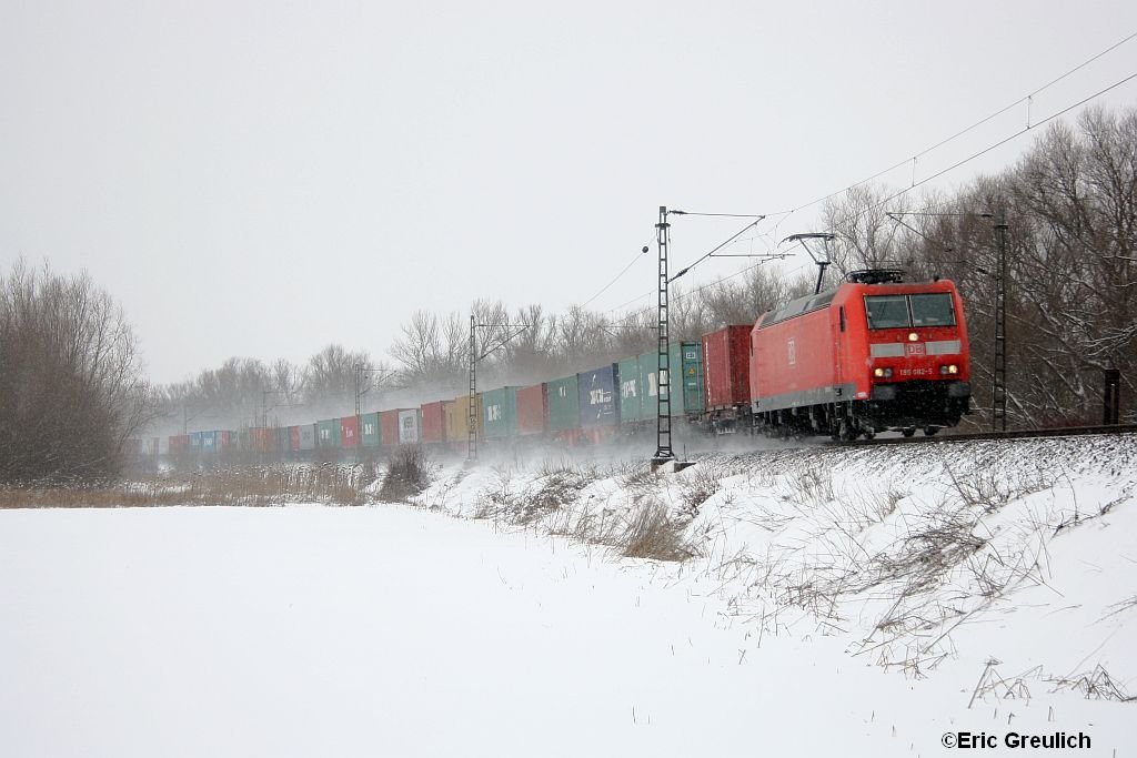 185 082 mit einem Containerzug kurz vor Sarstedt am 13.2.2010.