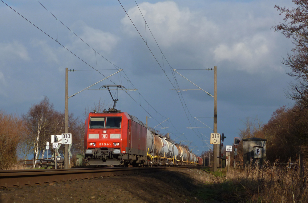185 083-3 fuhr am 11.01.2013 mit einem gemischten Gterzug von Emden nach Osnabrck, hier sdlich von Leer.