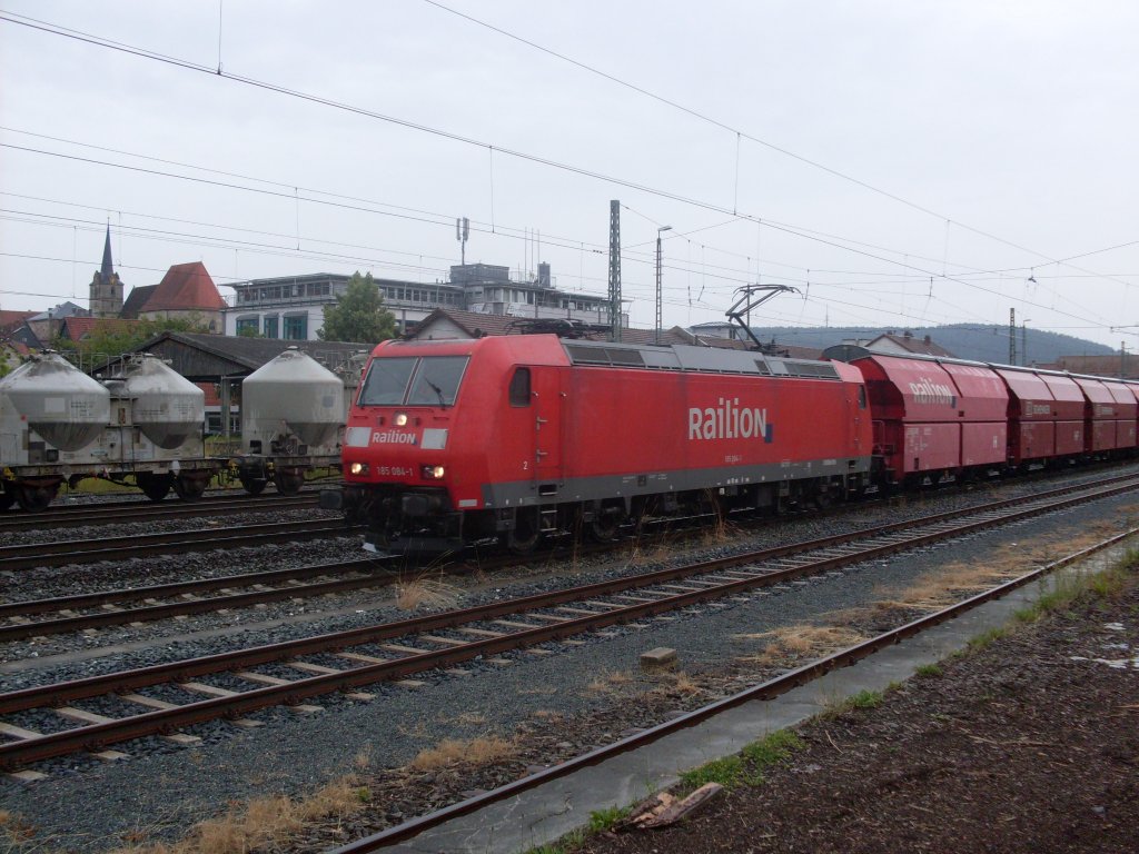 185 084-1 wartet am 10. Juli 2009 mit einem Schotterzug auf die Weiterfahrt in Kronach.