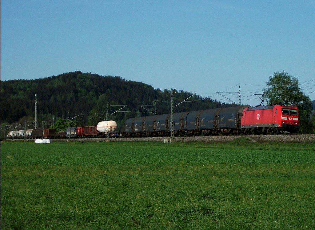 185 084 ist am 07.Mai.2011 mit einem gemischten Gterzug bei Neukenroth Richtung Kronach unterwegs.