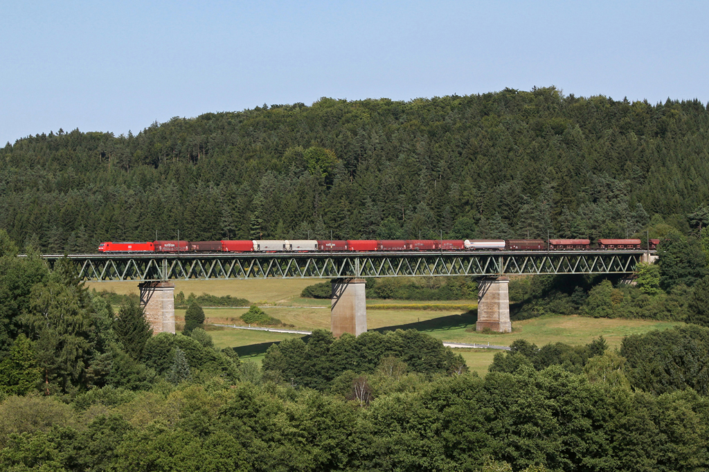 185 084 mit einem gemischten Gterzug am 23.08.2012 bei Deining.