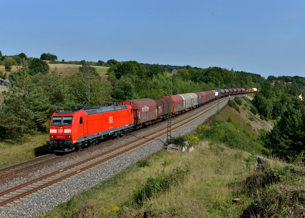 185 084 mit einem G�terzug am 23.08.2012 unterwegs bei Laaber.